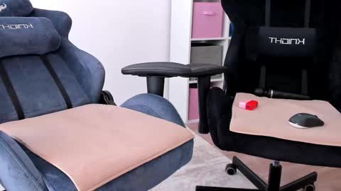 Nessie and Jessie online show from September 28, 10:46 am