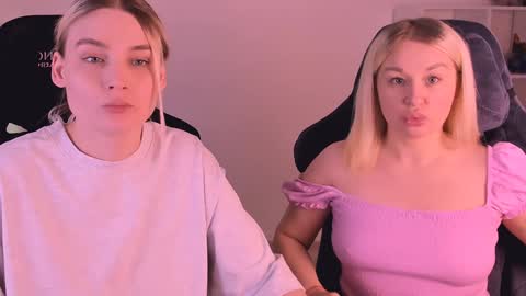 Nessie and Jessie online show from December 31, 5:40 pm