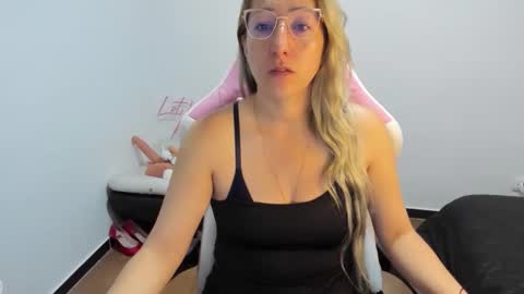 hottychrystal online show from December 4, 11:43 am