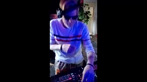 SeanPatrick online show from April 11, 12:20 pm