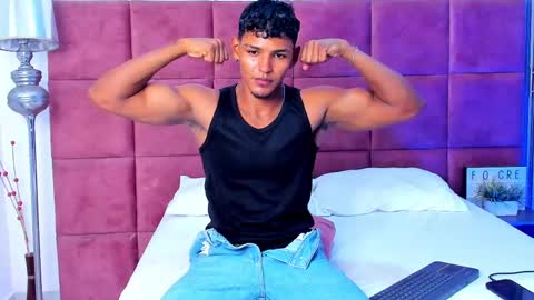 Snapshot of hugo_cano chatting on September 16, 9:40 pm Hugo Cano online show from September 16, 9:40 pm