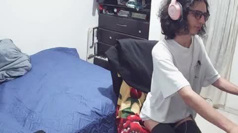 hxxyro1 online show from April 28, 4:06 am