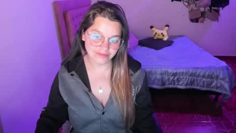 Snapshot of hyun22148625 chatting on January 7, 4:08 am Hello Im Julieta Im 25 years old and I love being here. Thank you for visiting my living room. The only rule is that you hap online show from January 7, 4:08 am