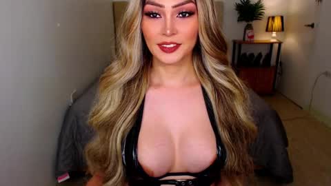 QUEEN SUSSIE BROWN online show from March 4, 7:38 am