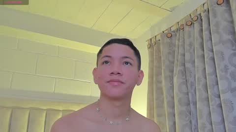 Snapshot of iamjulian_ chatting on February 5, 11:12 am Juliiiiian online show from February 5, 11:12 am