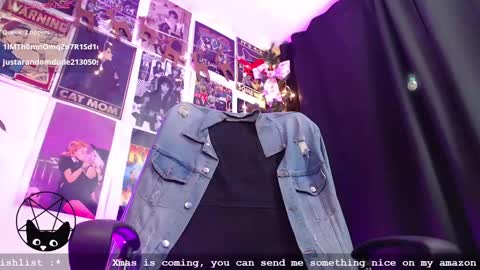 Snapshot of iammari_ chatting on December 20, 1:36 am Mari online show from December 20, 1:36 am
