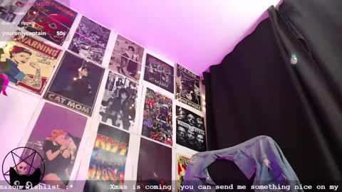 Snapshot of iammari_ chatting on December 10, 5:17 am Mari online show from December 10, 5:17 am