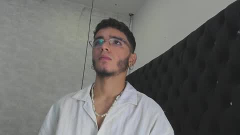 Snapshot of ian_castillo_ chatting on February 15, 11:06 am IAN CASTILLO online show from February 15, 11:06 am