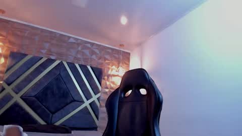 IAN CASTILLO online show from February 4, 11:25 am