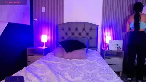 Snapshot of iisabella_smith_ chatting on February 24, 1:10 pm Isa online show from February 24, 1:10 pm