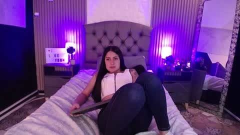 Snapshot of iisabella_smith_ chatting on December 21, 5:40 pm Isa online show from December 21, 5:40 pm