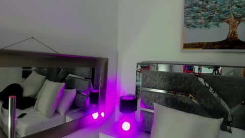 Snapshot of iliy_ chatting on October 18, 7:01 am ILY online show from October 18, 7:01 am