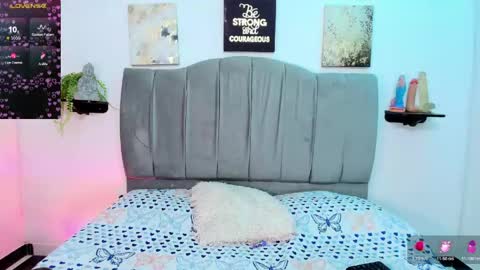 im_riley_ online show from May 5, 6:57 pm