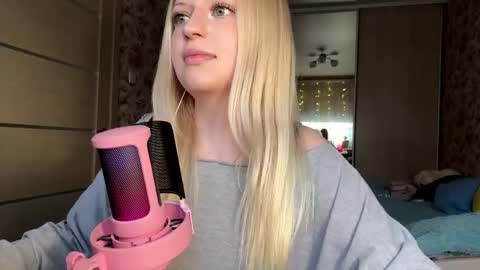 Lola online show from March 13, 1:03 pm