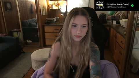 Snapshot of incognitoqueen chatting on December 10, 3:20 am Carter online show from December 10, 3:20 am