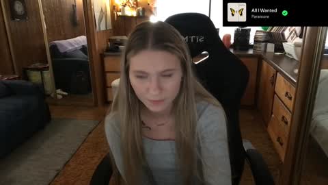 Snapshot of incognitoqueen chatting on December 6, 10:57 pm Carter online show from December 6, 10:57 pm