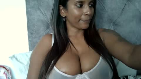 Snapshot of indianjasmin chatting on September 16, 11:23 am priya online show from September 16, 11:23 am