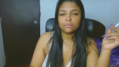 Snapshot of indica_18 chatting on December 5, 7:00 pm Aleja vallejo online show from December 5, 7:00 pm