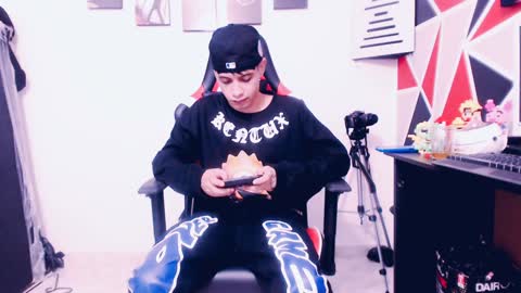 Snapshot of indomitablebeast chatting on February 7, 4:37 am matias online show from February 7, 4:37 am