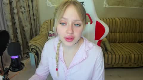 Snapshot of indykally chatting on December 15, 8:58 pm Indy Kally online show from December 15, 8:58 pm