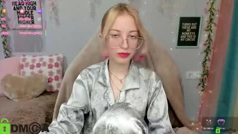 Mia online show from March 3, 2:13 pm