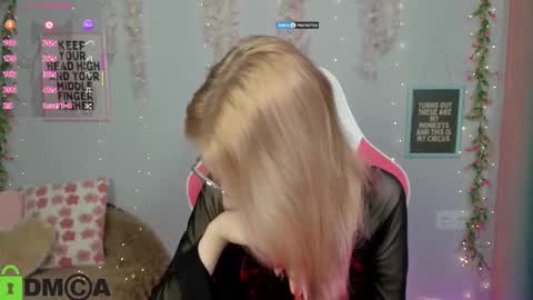 Mia online show from February 17, 3:33 pm