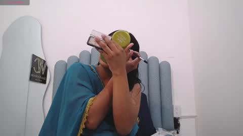 Snapshot of iniyalaboni chatting on February 26, 6:37 pm Iniya online show from February 26, 6:37 pm
