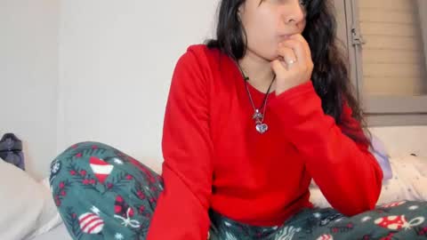 Snapshot of iris_and_ian chatting on December 29, 1:24 am iris_and_ian online show from December 29, 1:24 am