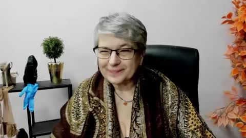 Snapshot of iris_xdesire chatting on February 12, 11:18 am I R I S online show from February 12, 11:18 am