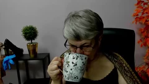 Snapshot of iris_xdesire chatting on March 11, 7:35 am I R I S online show from March 11, 7:35 am