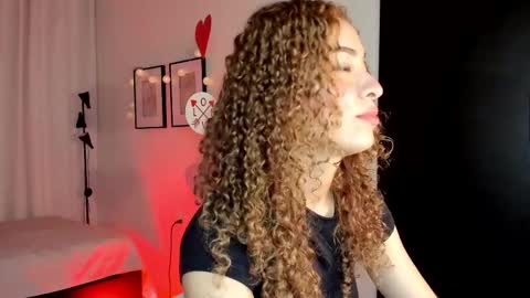 Snapshot of isa_____ chatting on February 18, 1:43 am isa_____ online show from February 18, 1:43 am