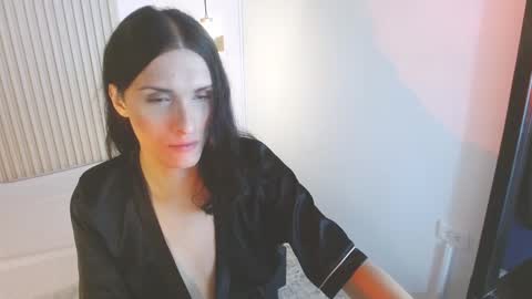 isabelfernandez1 online show from December 18, 8:48 pm