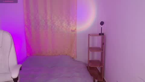 Snapshot of isabella_669 chatting on February 20, 4:39 am isabella online show from February 20, 4:39 am