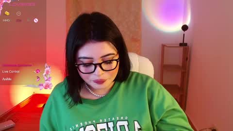 Snapshot of isabella_669 chatting on January 15, 3:22 am isabella online show from January 15, 3:22 am