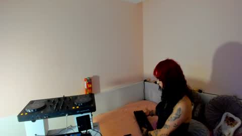 Snapshot of isabella__dark chatting on December 27, 1:32 am online show from December 27, 1:32 am