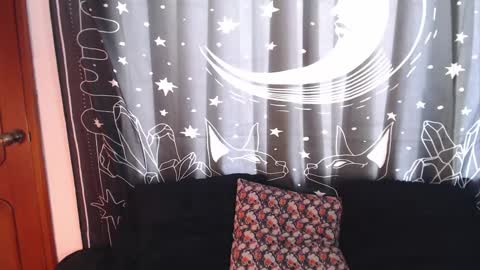 Snapshot of isabella__dark chatting on January 15, 6:19 pm online show from January 15, 6:19 pm