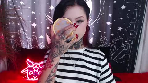 Snapshot of isabella__dark chatting on February 14, 7:33 pm online show from February 14, 7:33 pm