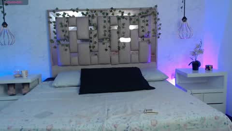 Isa Online 11pm to 5am Colombia time online show from October 19, 6:07 am