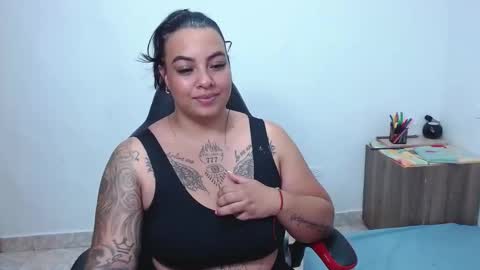Snapshot of isabella_hots chatting on February 26, 9:55 am estefania online show from February 26, 9:55 am