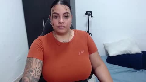 Snapshot of isabella_hots chatting on December 5, 9:00 pm estefania online show from December 5, 9:00 pm