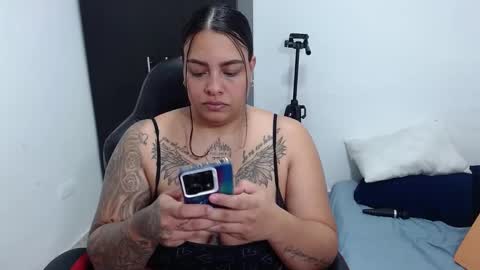 Snapshot of isabella_hots chatting on December 6, 6:42 am estefania online show from December 6, 6:42 am