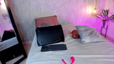 Snapshot of isabella_zc chatting on February 28, 4:20 pm isabella zc online show from February 28, 4:20 pm