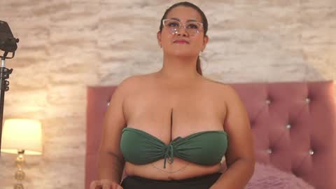 Snapshot of isabellmendez_ chatting on January 15, 7:23 pm IsabellMendez online show from January 15, 7:23 pm