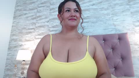 Snapshot of isabellmendez_ chatting on December 28, 2:11 am IsabellMendez online show from December 28, 2:11 am