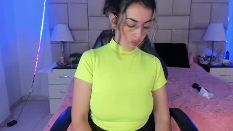 Snapshot of isis_loveyes_ chatting on December 24, 12:00 am Pauli online show from December 24, 12:00 am