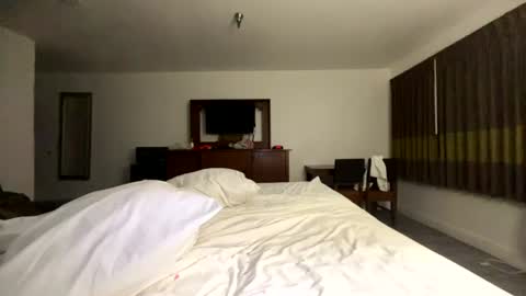 islandboy84111 online show from August 2, 6:48 am