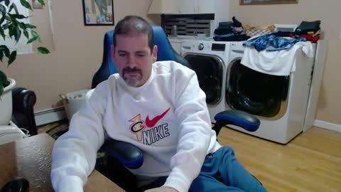 Snapshot of islandguy70 chatting on February 8, 11:33 am Jim online show from February 8, 11:33 am