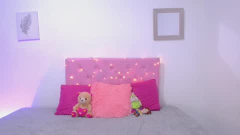 issa_kitty online show from March 10, 8:01 pm