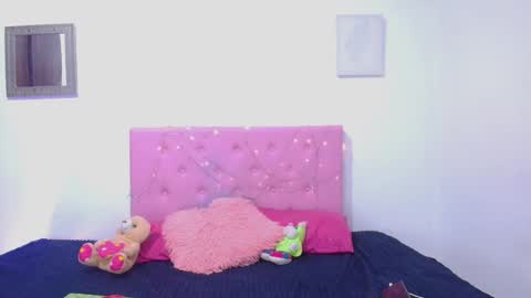 issa_kitty online show from February 19, 1:29 am