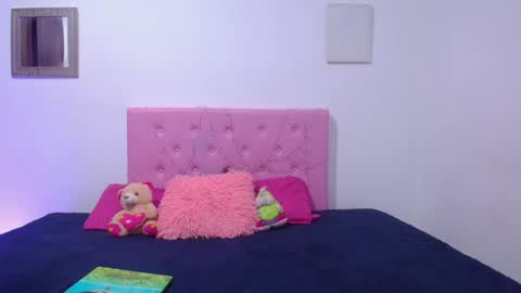 issa_kitty online show from March 4, 10:05 pm